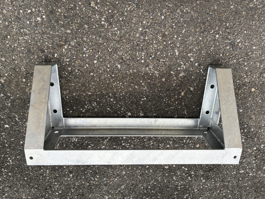 溶融亜鉛めっき仕上げ　盤下部架台