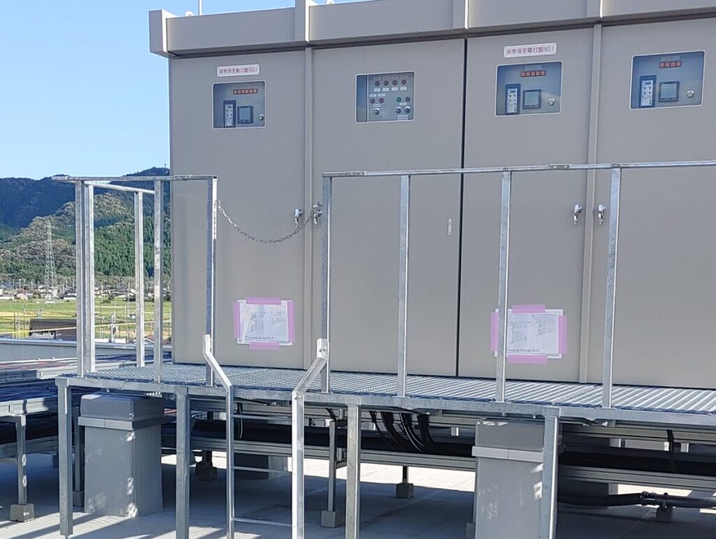 キュービクル式受変電設備向け点検歩廊